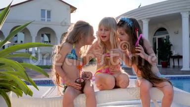 小流言蜚语，游泳池附近的富家子弟谈论少女的秘密，暑假的儿童名人，儿童派对